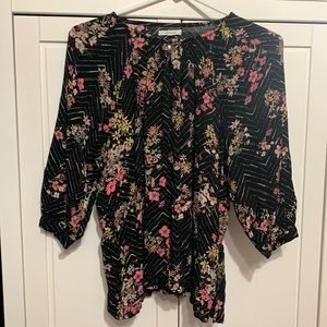Maurice’s black and floral 3/4 sleeved blouse with Key hole.